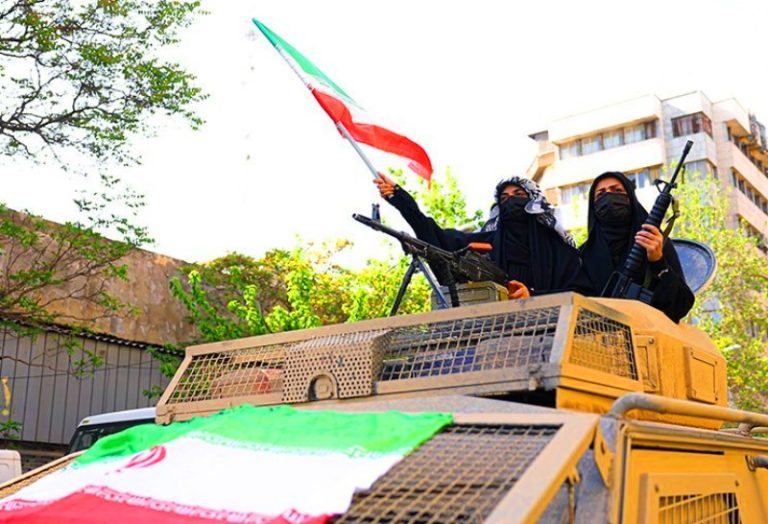 تقرير مصور : حملة "فداء للوطن" النسائية: استعراض عسكري فريد من نوعه يجسد العزيمة والصمود