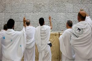 حجاج بيت الله الحرام يشرعون برمي الجمرات ونحر الأضاحي