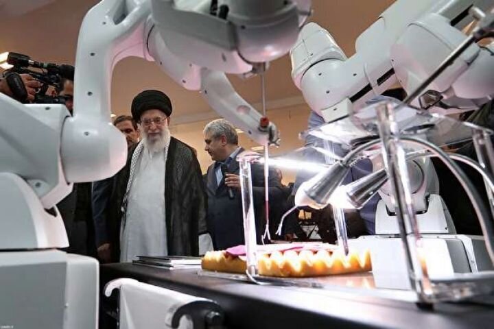 سيرة الإمام الشهيد الخامنئيّ (رضوان اللّه تعالى عليه) وإرشاداته؛ محيي الثقة بالنفس الوطنيّة