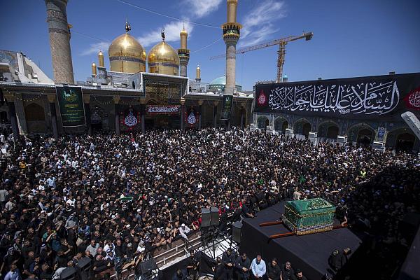 في ذكرى شهادته.. جموع الزائرين تشيع النعش الرمزي للإمام الجواد (ع) + صور