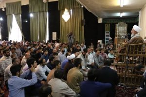 كيف نكون مع أهل البيت عليهم السلام في الدنيا والآخرة؟ فهم أيضًا كانوا أناسًا عاديين وصلوا إلى تلك المنزلة. وأفاد ـ بحسب ما نقلته وكالة أنباء الحوزة ـ في حديثٍ له حول موضوع: «الأئمة الأطهار (سلام الله عليهم) وتربيتهم لأتباع مدرستهم» قائلاً: لا يمكن للإنسان أن يصل إلى مقام الإمام، لكن يمكنه أن يصل إلى مقام تلامذتهم. فهؤلاء لم يكونوا أئمة ولا أبناء أئمة، بل كانوا أناسًا عاديين، غير أنهم بالجهد والمثابرة وطلب العلم أصبحوا من أولياء الله. ولو لم يكن هذا الطريق ميسورًا لما كثرت الدعوات إلى سلوكه، ولما ورد كل هذا الحثّ عليه. وقد قال الإمام الصادق (سلام الله عليه): «نِعْمَ الشَّفِيعُ أَنَا وَأَبِي لِحُمْرَانَ بْنِ أَعْيَنَ يَوْمَ الْقِيَامَةِ، نَأْخُذُ بِيَدِهِ وَلَا نُزَايِلُهُ حَتَّى نَدْخُلَ الْجَنَّةَ جَمِيعًا». أي: أنا وأبي شفيعان صالحان لحُمران بن أعين يوم القيامة؛ نأخذ بيده ولا نتركه حتى ندخل الجنة معه. وكان حُمران بن أعين شابًا عاديًا، ثم أصبح من العلماء، وبلغ هذه المنزلة الرفيعة. فليس صحيحًا أن يقول الإنسان: إن الوصول إلى مقام الأولياء أمر صعب المنال. بل يوم القيامة سيتبيّن أن الطريق كان مفتوحًا، ولكننا لم نسلكه. 📚 المصدر: بحار الأنوار، ج 47، ص 351 حكمة العبادات، ص 267