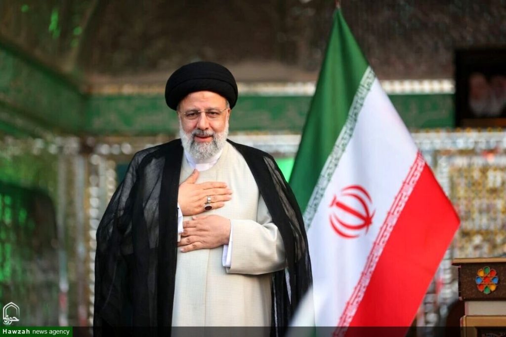 كان الشهيد آية الله رئيسي يحمل منذ شبابه همَّ الحوزة والناس والبلاد.