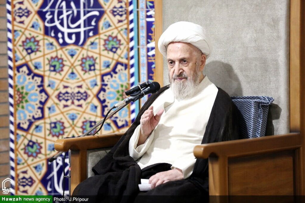 لقد خلّف آية الله العظمى مكارم الشيرازي تقريبًا عددًا من الكتب والرسائل يوازي عدد سنوات عمره.