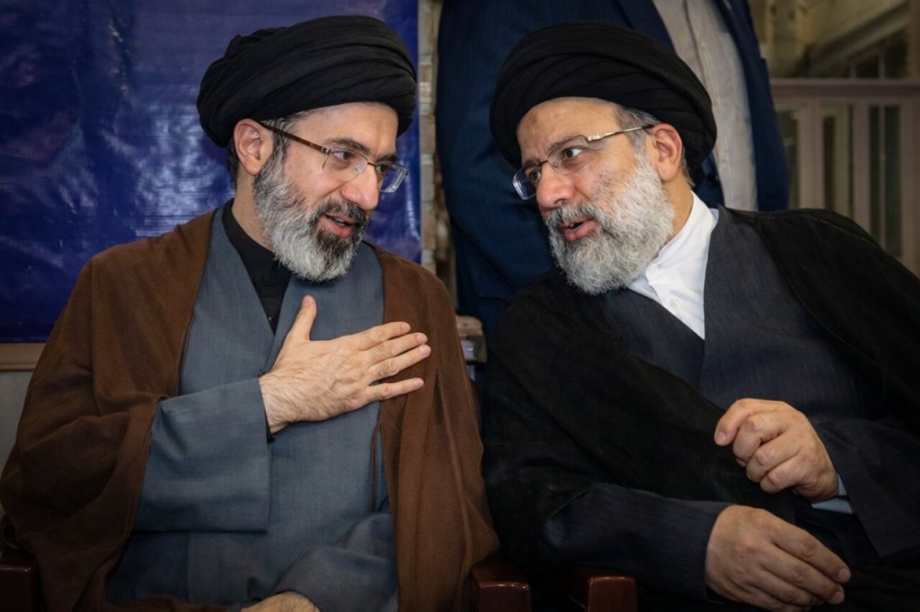 قائد الثورة في ذكرى استشهاد الرئيس رئيسي: "تحمّل المسؤولية، إفساح المجال للشباب، العدالة، والدبلوماسية الفاعلة والنافعة" من أبرز خصائصه