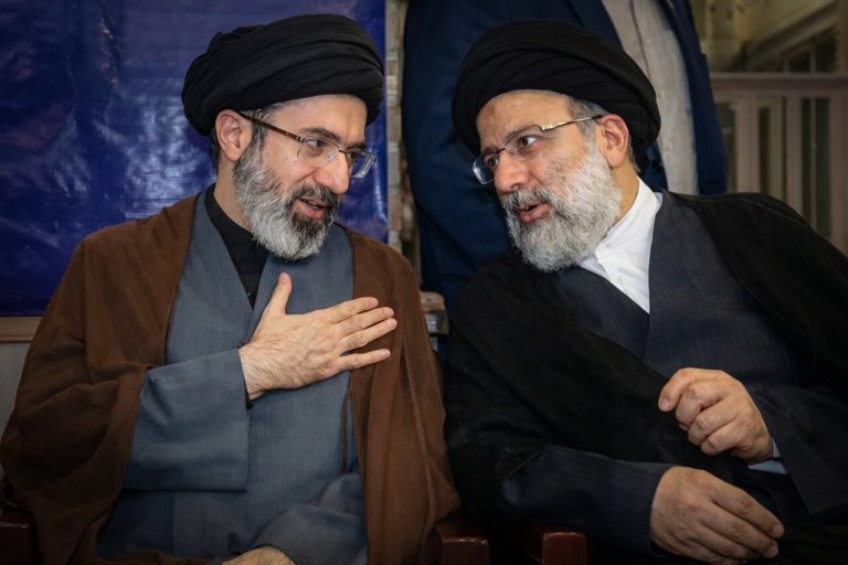 قائد الثورة في ذكرى استشهاد الرئيس رئيسي: "تحمّل المسؤولية، إفساح المجال للشباب، العدالة، والدبلوماسية الفاعلة والنافعة" من أبرز خصائصه