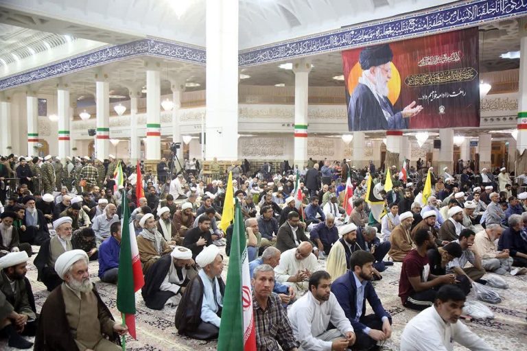 المؤسسات الحوزوية العليا في قم تختتم تجمعها الحاشد الداعم لشيعة البحرين ببيان تندد فيه بـ"القمع الممنهج" وتحذر من "التداعيات الكارثية" للفتنة المذهبية + فيديو وصور