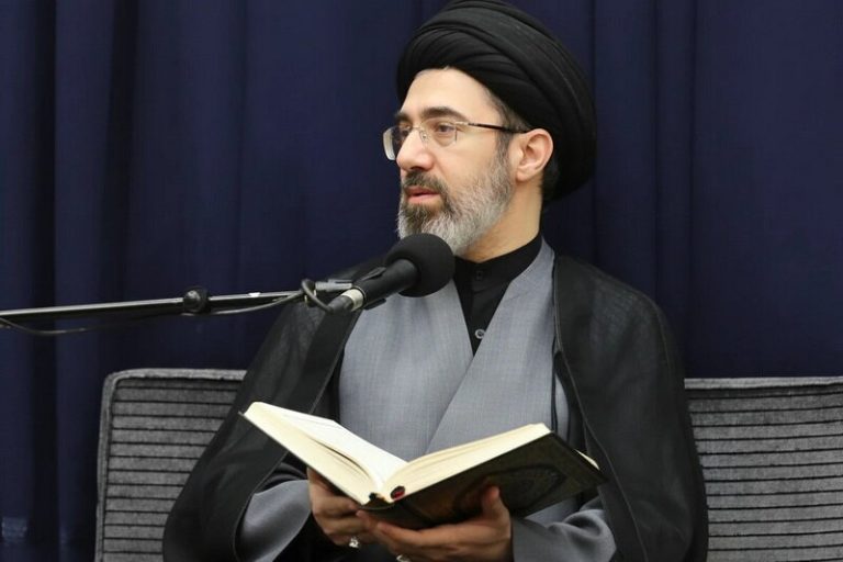 سماحة آية الله السيد مجتبى خامنئي صاحب مدرسة فكرية في الفقه وأصوله.