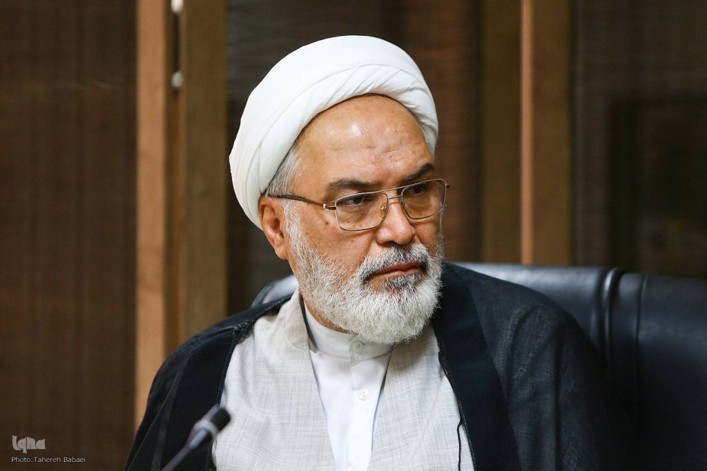 تأكيد القائد الشهيد للثورة على الأنس بالقرآن؛ إستراتيجية لتثقيف المجتمع