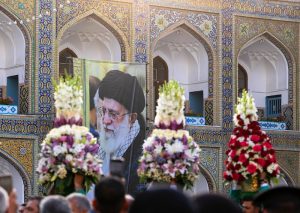 تقرير مصور : الحرم الرضوي المبارك يتزين بالزهور الطبيعية بمناسبة ولادة الإمام الرضا (ع)