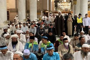 مشارکة الزوّار الإيرانيين في صلوات الجماعة بالمسجد النبوي