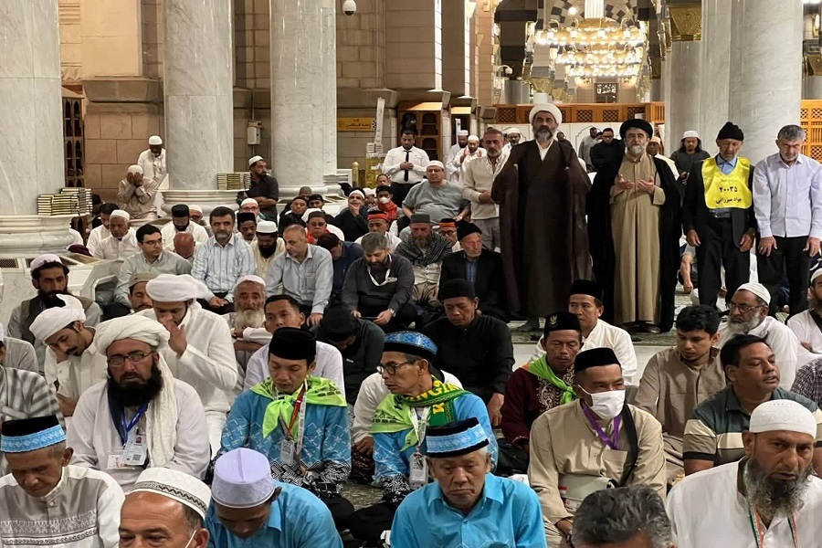 مشارکة الزوّار الإيرانيين في صلوات الجماعة بالمسجد النبوي