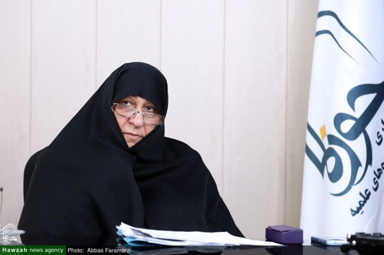 مديرة جامعة الزهراء (سلام اللّه عليها): الحضور المقتدر للشعب ينبغي أن يقترن بالعلم والتعقّل .. ضرورة تصدّي الطالبات الحوزويّات لِلرَّدّ على الشبهات