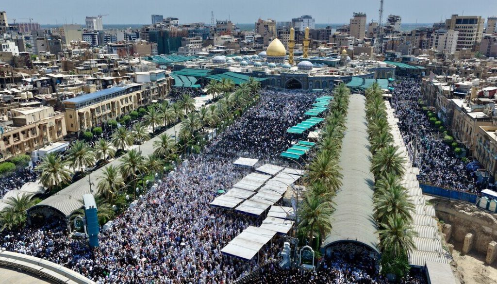 تقرير مصور | شاهد من الجو.. توافد كثيف للزائرين إلى كربلاء لإحياء يوم عرفة