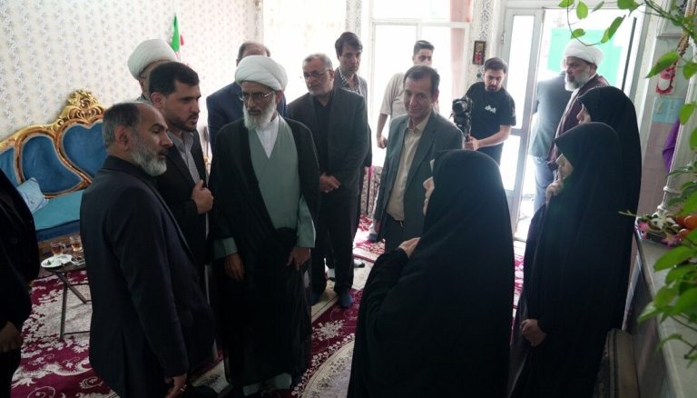 بالصور: بتوجيه من ممثل المرجعية الدينية العليا.. وفد من العتبة الحسينية يزور عددا من عوائل الشهداء في مدينة قم الإيرانية ويقدم لهم الدعم والرعاية