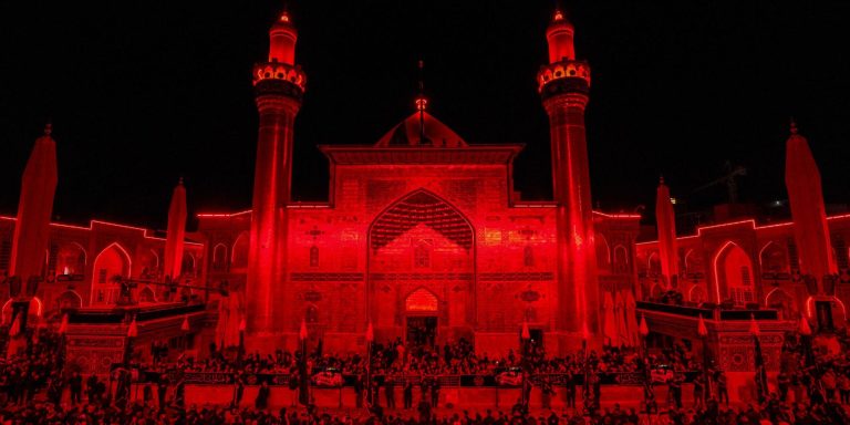 العتبة العلوية المقدسة تقيم مراسم رفع راية الحزن والعزاء إيذانًا ببدء شهر محرم الحرام