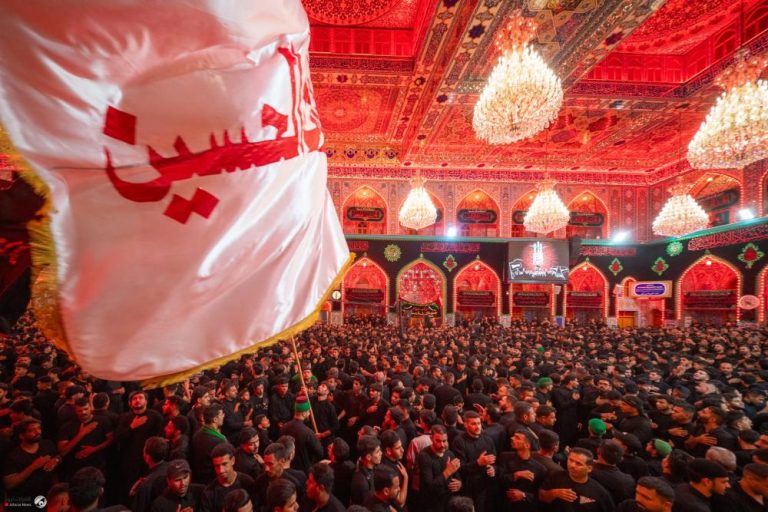 بالصور.. إحياء ليلة عاشوراء في حرمي الإمام الحسين وأخيه العباس(عليهما السلام)
