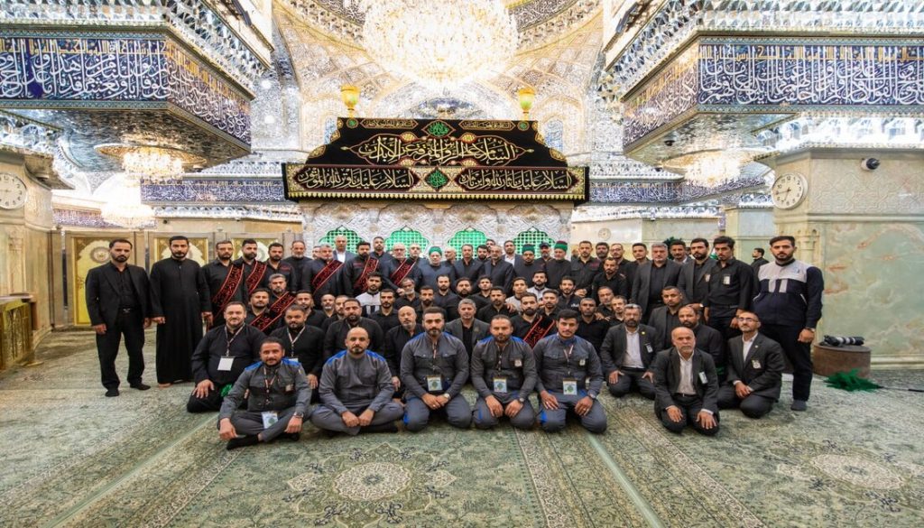 استعدادا لشهر محرم.. العتبة الحسينية تستبدل كسوة ضريح الإمام الحسين (ع) بحضور أمينها العام