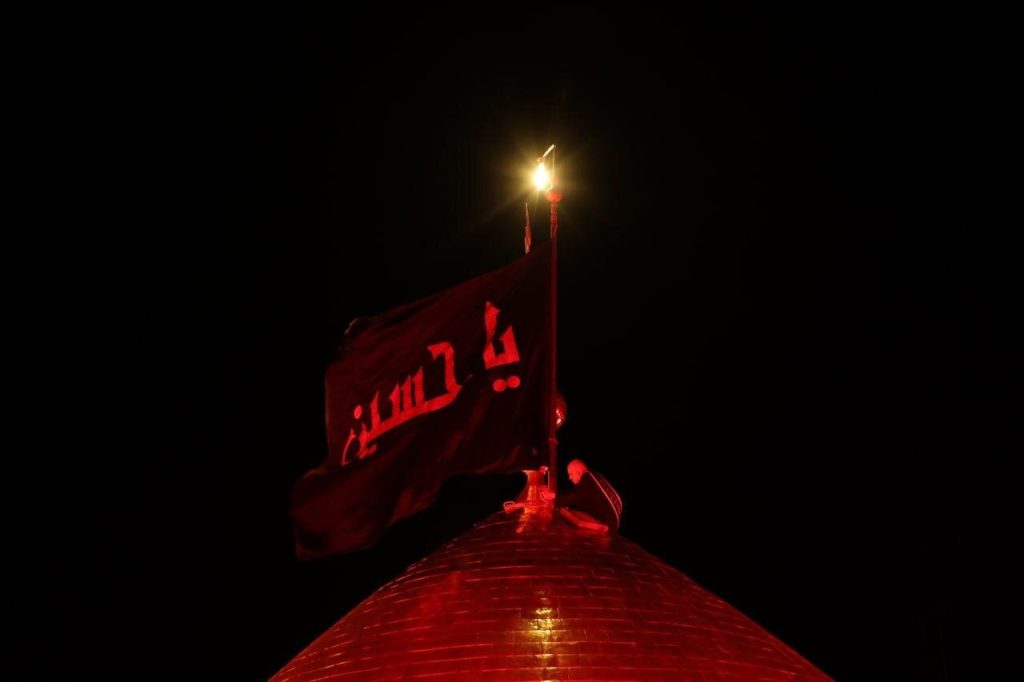 كربلاء تشهد مراسم استبدال رايتي قبتي الإمام الحسين وأخيه العباس (عليهما السلام) إيذاناً بحلول شهر المحرم