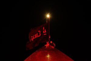 كربلاء تشهد مراسم استبدال رايتي قبتي الإمام الحسين وأخيه العباس (عليهما السلام) إيذاناً بحلول شهر المحرم