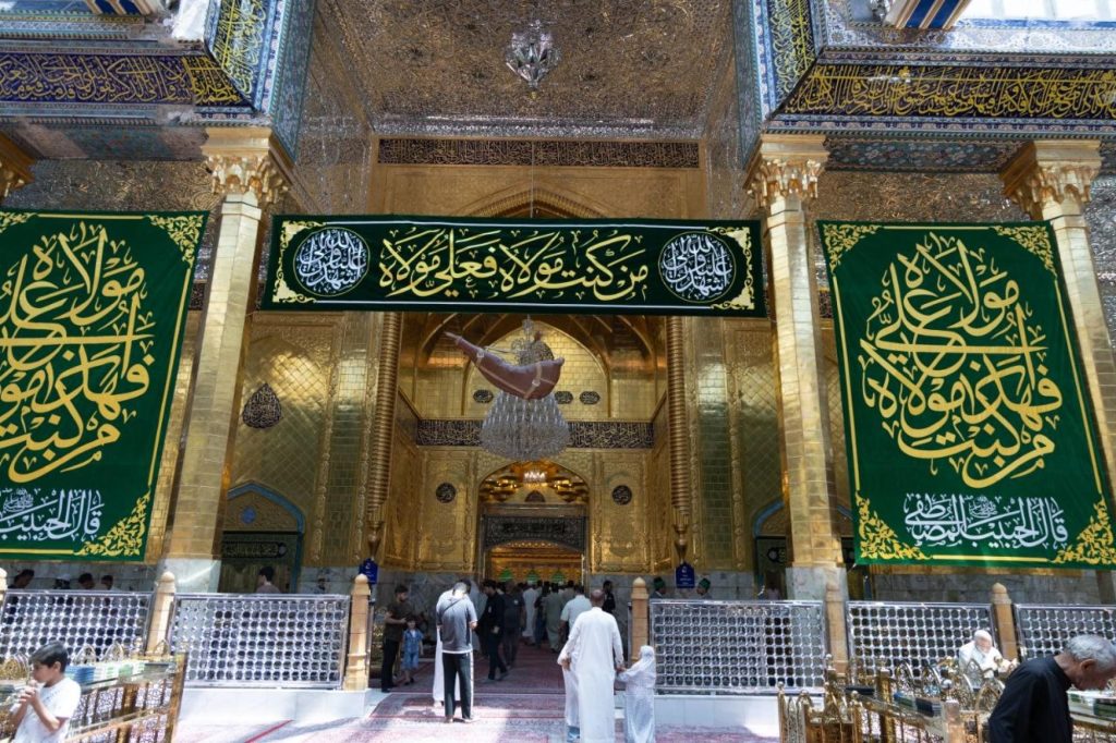 العتبة العباسية المقدسة تنشر لافتات الزينة والفرح احتفاءً بعيد الغدير الأغر