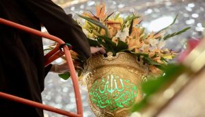 تقرير مصور | أكاليل الورد تزيّن ضريح الإمام الحسين (عليه السلام) ابتهاجاً بعيد الغدير