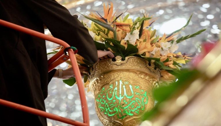 تقرير مصور | أكاليل الورد تزيّن ضريح الإمام الحسين (عليه السلام) ابتهاجاً بعيد الغدير