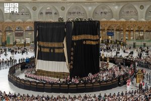 تغيير كسوة الكعبة المشرفة مع بداية العام الهجري الجديد