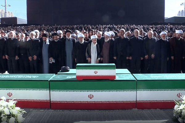 فيديو | إقامة صلاة الجنازة على الجثمان الطاهر لـ الإمام المجاهد الشهيد آية الله العظمى السيد علي الخامنئي بإمامة آية الله سبحاني + صور