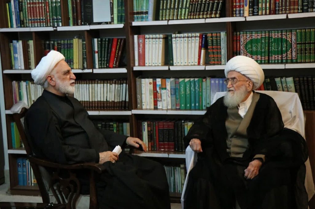 آية الله نوري الهمداني: الإضرار بالوحدة التي أكد عليها قائد الثورة الإسلامية يعد مساعدة للعدو