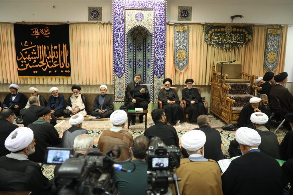 مراسم تأبين قائد الثورة الإسلامية الشهيد في مدينة قم المقدسة برعاية آية الله العظمى جوادي الآملي