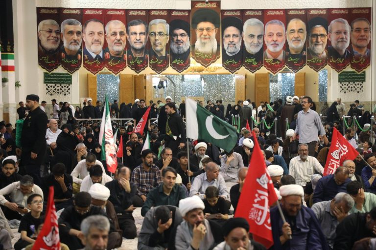 مراسم تكريم القائد الشهيد للثورة الإسلامية بحضور علماء وطلاب غير إيرانيين
