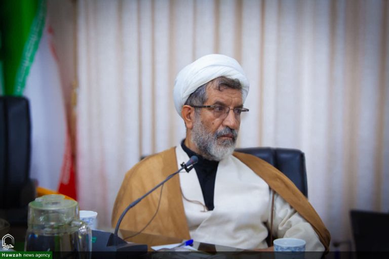 عضو المجلس الأعلى للثورة الثقافية: ينبغي للحوزات العلميّة أن تلبّي الاحتياجات الفكريّة والثقافيّة للعالم الإسلاميّ