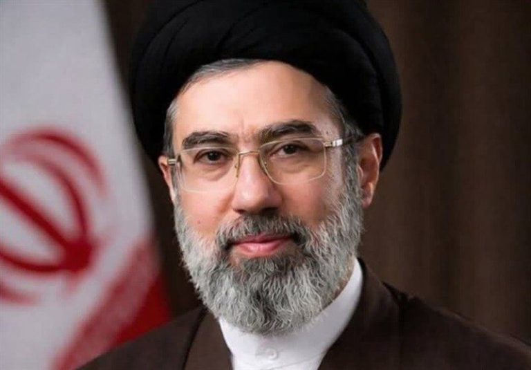 قائد الثورة يؤكد على منع أي خطاب يزرع الإحباط أو الثنائيات الوهمية.. ويوجّه باهتمام خاص للإقصاء التدريجي للدولار عن مستوى أداء دورٍ مهم