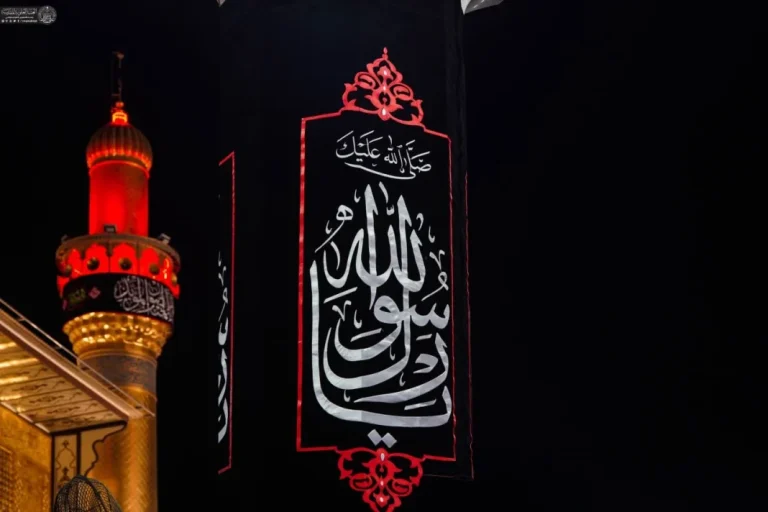 مرقد أمير المؤمنين (عليه السلام) يتّشح بالسواد بحلول فاجعة استشهاد النبي الأكرم (صلى الله عليه وآله)