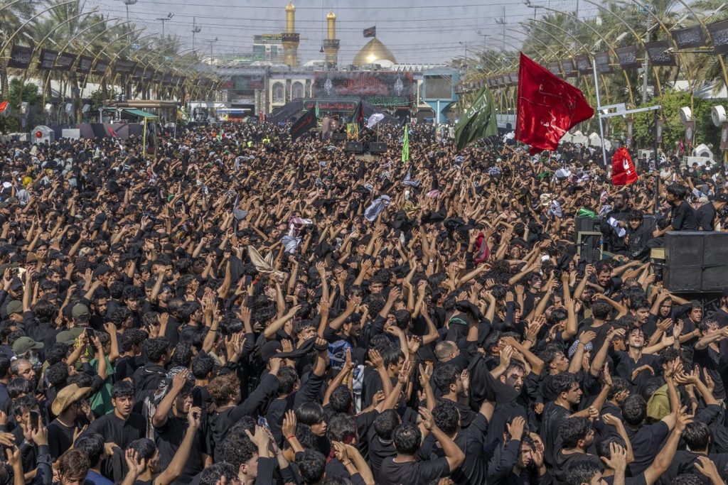 الزائرون يحيون ذكرى أربعين الإمام الحسين (ع) عند المرقدين الطاهرين