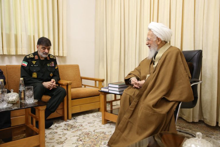 آية اللّه العظمى جواديّ الآمليّ: حضور الشعب من أهمّ أسباب النصر الإلهيّ.. على المسؤولين أن يخدموا الناس بإخلاصٍ
