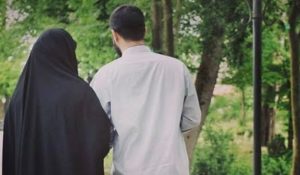 في الإسلام، معيار كرامة الإنسان هو التقوى، وليس الجنس؛ وقد ذكر القرآن الكريم في الآية 35 من سورة الأحزاب عشرة من فضائل الإنسان بصورة متساوية بين الرجل والمرأة، وجعل لهما أجراً واحداً.