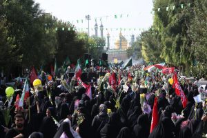 أهالي قم يستقبلون الموكب الرمزيّ لدخول السيّدة فاطمة المعصومة (عليها السلام)