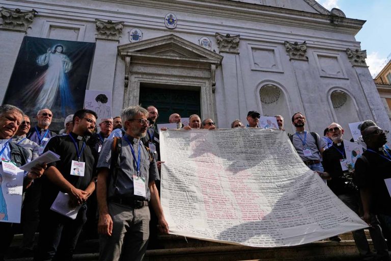 كهنة وراهبات يتظاهرون أمام الفاتيكان للمطالبة بإنهاء «الإبادة الجماعية» في غزة