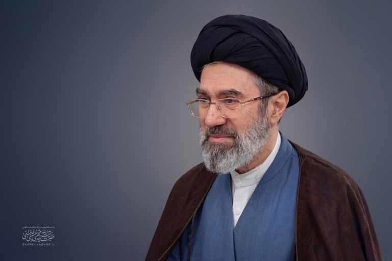 حقائق لم تُروَ عن السلوك العلمي والتنفيذي لآية الله السيد مجتبى خامنئي؛ الجزء الثالث: إتقان القضايا العسكرية والأمنية