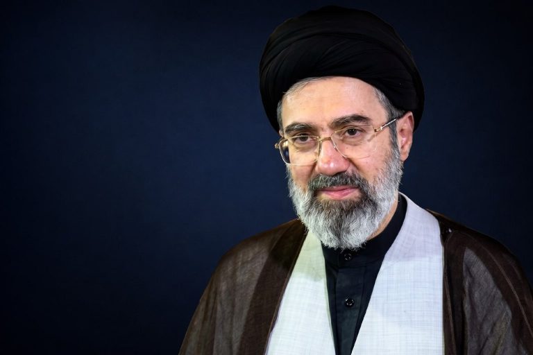 قائد الثورة: ترسيخ الصلاة وشموليّتها في المجتمع طريقٌ إلى المجتمع الإسلامي