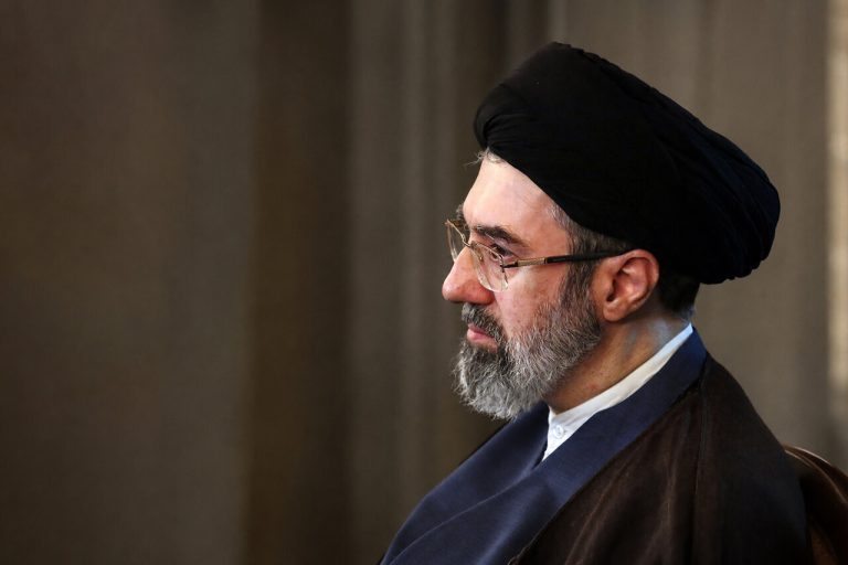 قائد الثورة الإسلامية يعزي حجة الإسلام "ناطق نوري" برحيل شقيقه