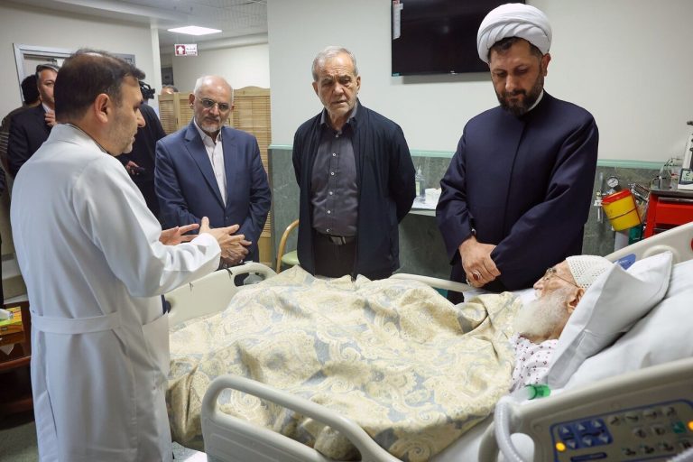 الرئيس بزشكيان يتفقد سماحة آية الله العظمى نوري الهمداني في المستشفى