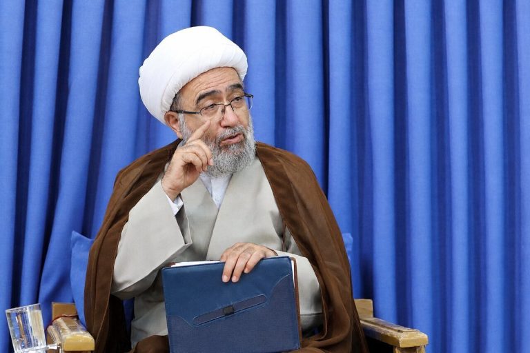 استاذ في الحوزة العلمية : علی حکومة أذربيجان احترام المعتقدات والممارسات الإسلامية