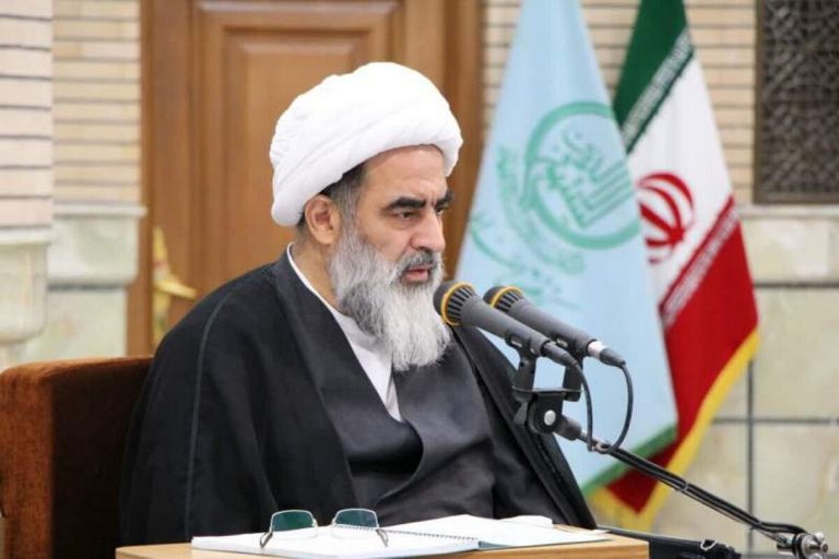آية الله فاضل اللنكرانيّ يحذّر حكومة أذربيجان من عواقب معاداة الدين