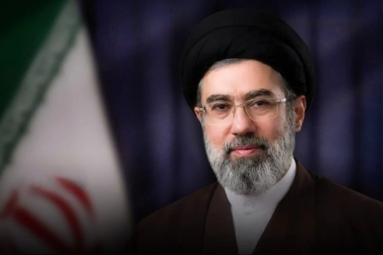 القائد العام للقوات المسلحة يُقدّم هديةً لخريجي جامعة "الإمام علي (ع)" للضباط
