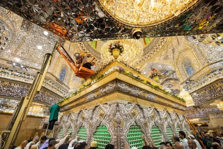 تقرير مصورة | تزيين ضريح الإمام الحسين (ع) بالورود في ذكرى ولادة السيدة زينب (ع)
