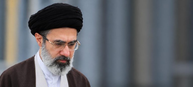 كبار قادة القوات المسلّحة يلتقون آية الله السيد مجتبى الخامنئي القائد الأعلى للقوات المسلّحة