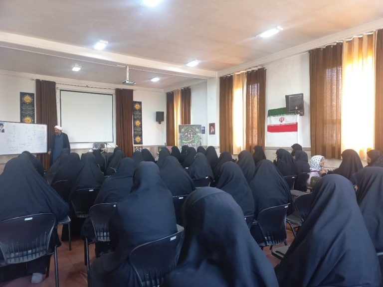 رجل دين إيراني: الحجاب يرمز إلى قوة المرأة المسلمة ومقاومتها